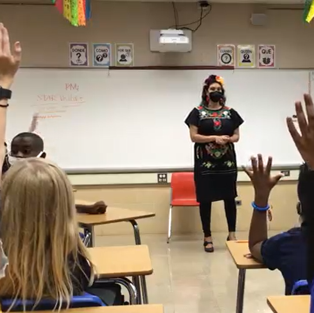 Kids ask Mayor Amáda Márquez Simula questions in a school classroom.