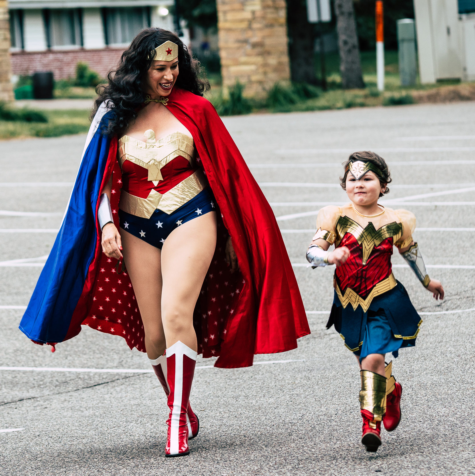 Mayor Amáda Márquez Simula encourages a young cancer survivor, both dressed as Wonder Woman.