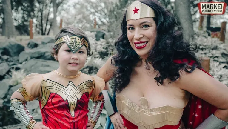 Mayor Amáda Márquez Simula dressed as Wonder Woman with young cancer survivor