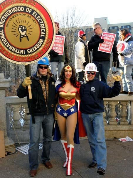 Amáda Márquez Simula standing with IBEW union laborers on strike